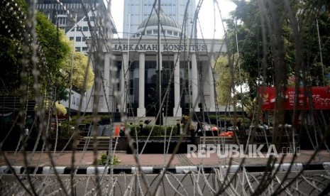 Petugas kepolisian berada di depan Gedung Mahkamah Konstitusi, Jakarta, Senin (24/6).