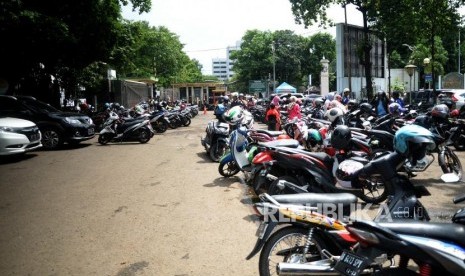 Parkir Bersama Jamaah Natal. Kendaraan parkir di halaman Masjid Istiqlal, Jakarta, Selasa (25/12).