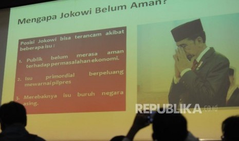 A journalist takes a photograph of a presentation related to the survey ahead of 2019 General Election, Jakarta, Fridya (Feb 2).