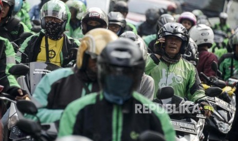 Sejumlah pengemudi ojek online menunggu penumpang. ilustrasi