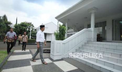 Gubernur Jawa Barat Ridwan Kamil (Emil) melihat setiap sudut rumah saat pengecekan rumah dinas barunya Gedung Pakuan, di Jalan Otto Iskandardinata, Kota Bandung, Jumat (7/9).