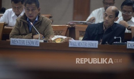 Menteri ESDM Ignasius Jonan (kiri) didampingi Wakil Menteri Archandra Tahar (kanan) menyampaikan pandangannya dalam rapat kerja dengan Komisi VII DPR di Kompleks Parlemen, Senayan, Jakarta, Selasa (5/6).