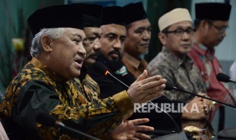 Ketua Dewan Pertimbangan MUI Din Syamsuddin memberikan keterangan usai menggelar rapat pleno ke-38 Dewan Pertimbangan MUI di Kantor MUI, Jakarta, Rabu (24/4).