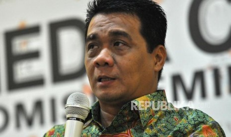 Wakil Ketua Komisi II DPR RI Ahmad Riza Patria memberikan paparanya saat Diskusi Media di Kantor KPU RI, Jakarta, Selasa (3/10).