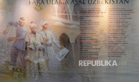 Sejumlah nama para ulama Uzbekistan dipajang saat acara pameran foto Uzbekistan di Gedung Bayt Al-Quran TMII, Jakarta, Jumat (8/2).