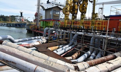 Pekerja PT Pertamina (Persero) mengecek instalasi saat pemuatan BBM ke kapal tangker di Jetty 5, Refinery Unit V, Balikpapan, Kalimantan Timur, Selasa (8/8). Refinery Unit V Balikpapan berhasil memproduksi BBM berstandar Euro IV, Pertamina Dex High Quality dengan kandungan sulfur rendah dan ramah lingkungan. ANTARA FOTO/Indrianto Eko Suwarso/aww/17.