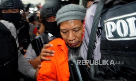 Terdakwa kasus terorisme Aman Abdurrahman usai menjalani sidang pembacaan tuntutan di Pengadilan Negeri Jakarta Selatan, Jumat (18/5).