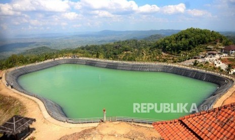 Pengembangan Wisata Yogyakarta. Pengunjung menikmati pemandangan Embung Nglanggeran, Gunungkidul, Yogyakarta, Senin (15/7/2019).