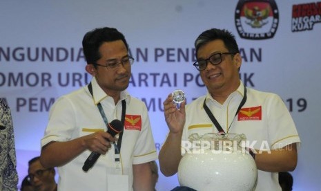 Ketua Umum Partai Garuda Ahmad Ridha Sabana (kanan) melihat bola nomor urut undian saat acara Pengundian Nomor Urut Peserta Pemilu 2019 di Kantor KPU, Jakarta, Ahad (18/2).