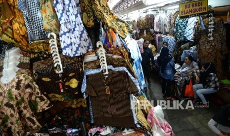 Pedagang batik melayani pembeli di los batik Pasar Beringharjo, Yogyakarta. Pemerintah diminta menjaga daya beli di tengah ketidakpastian global 