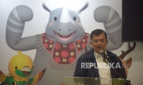  Wakil Presiden, Jusuf Kalla (tengah) memberikan sambutan dalam acara peresmian International Broadcast Center (IBC) di JCC Senayan, Jakarta, Kamis (16/8).