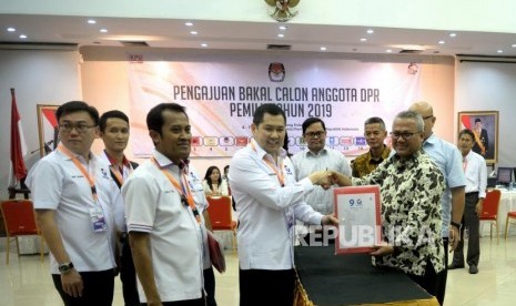 Pendaftan Caleg Pemilu. Ketua KPU Arief Budiman (kanan) menerima berkas pendaftaran Caleg Pemilu 2019 dari Ketua Umum Perindo Hari Tanoe Sudibyo di KPU, Jakarta, Selasa (17/7).