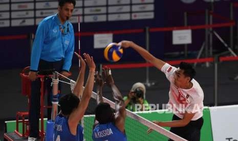 Atlet Bola Voli Indonesia Rivan Nurmulki melakukan smash saat melawan tim bola voli Thailand di  klasifikasi  1-12  Putra Asian Games di Volley Indor Senayan , Jakarta, beberapa waktu lalu. 