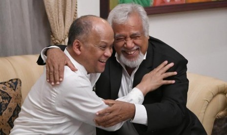 Presiden Pertama Timor Leste Kay Rala Xanana Gusmao atau Xanana Gusmao (kanan) berpelukan dengan putra Presiden ke-3 Republik Indonesia Bacharuddin Jusuf Habibie, Ilham Akbar Habibie, ketika takziah di rumah mendiang di Patra Kuningan, Jakarta, Sabtu (14/9/2019).