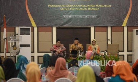 Ketua Umum  Pengurus Besar Nahdlatul Ulama  (PBNU) Said Aqil Siroj (tengah) memberikan keynote speaker didampingi Sekretaris Lembaga Kemaslahatan Keluarga (LKK) PBNU Alissa Wahid (kanan) dan Ketua PBNU Robikin Emhas (kiri) pada acara seminar di Jakarta, Sabtu (28/4).