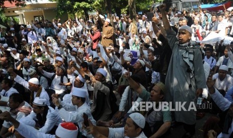 Massa   HTI mengatakan takbir usai mengikuti  sidang pembacaan putusan gugatan Hizbut Tahrir Indonesia (HTI) di Pengadilan Tata Usaha Negara (PTUN), Jakarta, Senin (7/5).