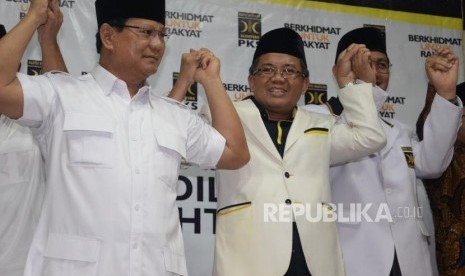 Ketua Umum Partai Gerindra Prabowo Subianto bersama Presiden PKS Sohibul Iman berganteng tangan usai mengumumkan nama calon gubernur maupun wakil gubernur yang akan didukung PKS di lima provinsi pada Pilkada 2018 di Kantor DPP PKS Jakarta, Rabu (27/12).