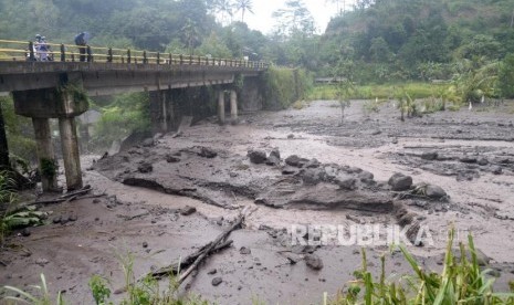 Aliran Lahar Dingin Meluas. Lahar dingin dari Gunung Agung mulai memenuhi Sungai Yeh Sah di Rendang, Bali, Rabu (29/11).