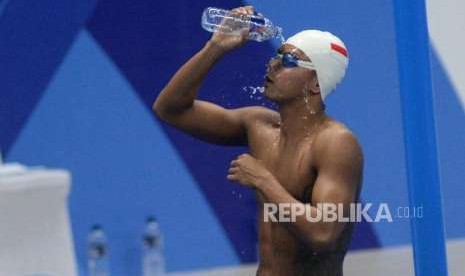 Perenang Indonesia I Gede Siman Sudartawa bersiap berlomba di nomor 100 meter gaya punggung putra cabang olahraga renang Asian Games 2018 di Stadion Aquatik, Senayan, Jakarta, Ahad (19/8).