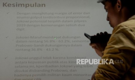 Jurnalis mengambil gambar ketika penyampaian hasil survei terkini LSI Denny JA bertajuk Jokowi di Ambang 2 Periode di Jakarta,Selasa (2/4).