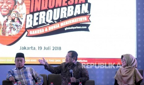 Presiden ACT Ahyudin (tengah) memberikan paparan didampingi Presiden Global Qurban-ACT Rini Maryani (kanan) dan Super Volunteer ACT Bachtiar Nasir saat peluncuran program Indonesia Berqurban, Bangsa & Dunia Menikmatinya, Jakarta, Kamis (19/7).