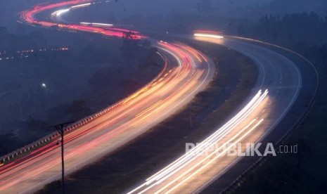 Sejumlah kendaraan melintas di ruas Tol Cipali KM 183, Cirebon, Jawa Barat, Sabtu (9/6).