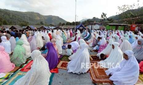 Sejumlah warga melaksanakan ibadah shalat ied di Posko Pengungsian, Desa Kekait, Desa Gunungsari, Lombok Barat, Nusa Tenggara Barat, Rabu (22/8).