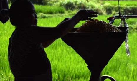 Pekerja mengolah kedelai menjadi tahu di salah satu industri kecil di Gunungpati, Semarang, Jawa Tengah, Jumat (10/8).