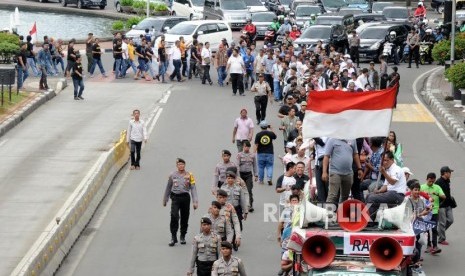 Sejumlah pengemudi taksi online yang tergabung dalam Aliansi Nasional Driver Online (ALIANDO) melakukan aksi long march menuju Kantor Kementerian Perhubungan di Jalan Medan Merdeka Barat, Jakarta, beberapa waktu lalu..