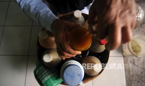 Kelompok Penyelenggara Pemungutan Suara (KPPS) dengan konsep unik hadir di Kota Bandar Lampung dengan membagikan jamu. Ilustrasi.