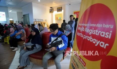 Sekjen Aspek: PHK Indosat Sepihak dan Salahi Prosedur. Warga mengantre untuk melakukan registrasi ulang kartu SIM prabayar di Galeri Indosat.