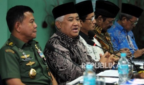 Inspektur Jenderal TNI Mayjen TNI Muhammad Herindra bersama Ketua Dewan Pertimbangan MUI Din Syamsuddin dan Imam besar Masjid Istiqlal Nasaruddin Umar (dari kiri) memaparkan penjelasan pada Rapat Pleno ke-26 Dewan Pertimbangan MUI di Gedung MUI, Jakarta, Rabu (21/3).