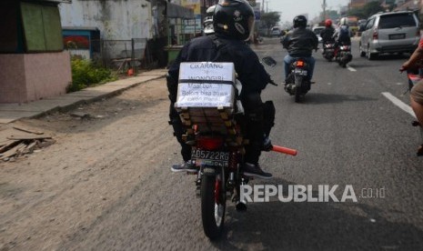 Pemudik sepeda motor membawa tulisan saat melakukan mudik di kawasan  Bekasi, Jawa Barat, Sabtu (9/6).