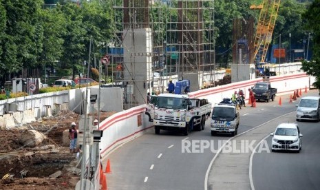 Proyek pengerjaan pembangunan LRT di kawasan Kuningan, Jakarta, Senin (18/12).