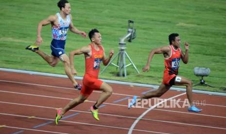 Atlet lari Indonesia Lalu Muhammad Zohri (kanan) saat bertanding pada babak kualifikasi cabang olahraga atletik Asian Games 2018 kategori lari 100 meter putra di Stadion Utama Gelora Bung Karno, Jakarta, Sabtu (25/8).