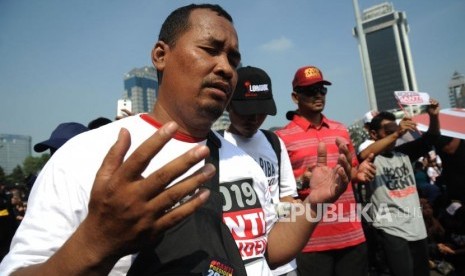 Ekpresi massa yang tergabung relawan nasional 2019 ganti presiden  saat mengikuti deklarasi akbar relawan nasional #2019GantiPresiden di Taman Aspirasi Monas, Jakarta, Ahad (6/5).