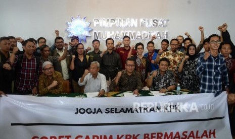 Jogja Selamatkan KPK. Mantan Pimpinan KPK Busyro Muqoddas (kedua kiri) bersama Jaringan Anti-Korupsi Yogyakarta sebelum konferensi pers di PP Muhammadiyah, Yogyakarta, Jumat (30/8/3019).