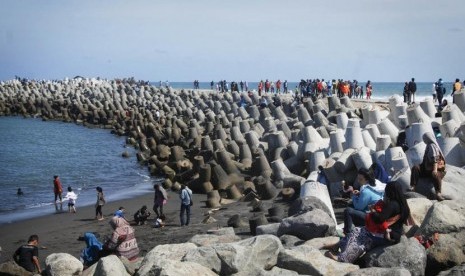 Sejumlah wisatawan menikmati panorama Pantai Glagah, Kulon Progo, Yogyakarta, Kamis (31/7).