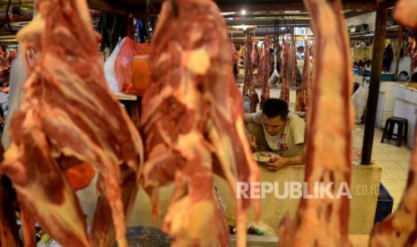 Pedagang daging menanti pembeli di los daging sapi Pasar Senen, Jakarta, Senin (16/9).