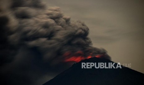 Erupsi Gunung Agung. Erupsi magmatik Gunung Agung terpantau dari kawasan Amed, Bali, Selasa (28/11).