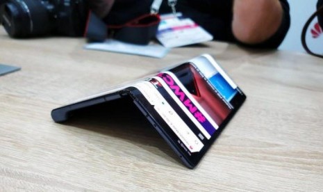 Sempat Tertunda, Ponsel Lipat Galaxy Fold Samsung Siap Meluncur September Ini. (FOTO: Tech Crunch)