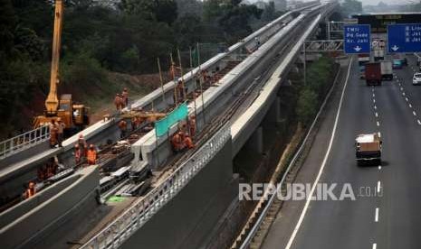 Pekerja menyelesaikan pemasangan rel Kereta Light Rail Transit (LRT) Jabodebek di kawasan Kampung Makassar, Jakarta, Selasa (28/8).