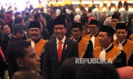 (Kiri ke kanan) Ketua Mahkamah Agung (MA  Hatta Ali, Presiden Republik Indonesia Joko Widodo, Wakil Ketua Mahkamah Agung (MA) Bidang Yudisial Agung Syarifuddin berjalan bersama usai menghadiri acara laporan tahunan Mahkamah Agung (MA) di JCC, Jakarta, Kamis (1/3).