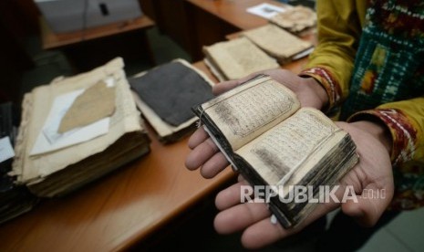 Petugas Museum Bayt Alquran menunjukan mushaf Alquran di Museum Bayt  Alquran, Jakarta,Rabu (5/12).