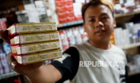 Pedagang menunjukan bungkus rokok bercukai di pasar Minggu, Jakarta, Ahad (15/9).