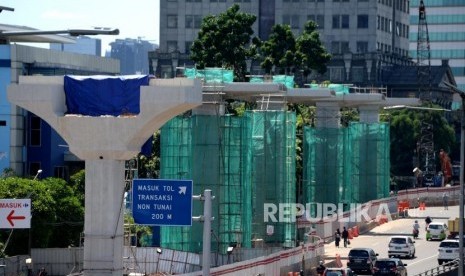 Proyek Dengan Biaya Sukuk. Pengerjaan proyek LRT di kawasan Cawang, Jakarta, Senin (25/12).