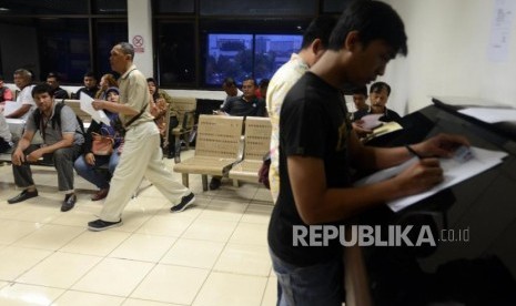 Warga menunggu untuk menyelesaikan pembayaran pajak kendaraan bermotor di Kantor Samsat Polda Metro Jaya, Jakarta, Jumat (16/11).