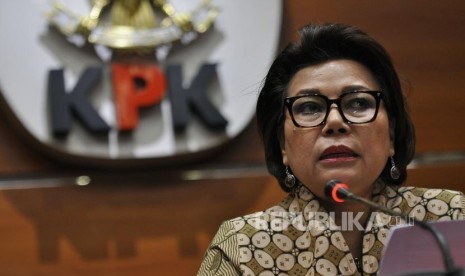 Wakil Ketua KPK Basariah Pandjaitan memberikan keterangan kepada media mengenai operasi tangkap tangan (OTT) Bupati Nganjuk di Gedung KPK, Jakarta, Kamis (26/10).