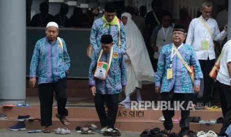 Jemaah calon haji kloter pertama DKI Jakarta usai melaksanakan shalat di Asrama Haji Embarkasi Jakarta, di Pondok Gede, Jakarta, Sabtu (6//7).