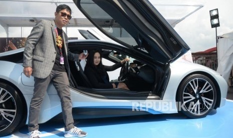 Uji Pengisian Listrik BMW i8. Vice President Corporate Communications BMW Group Indonesia Jodie O